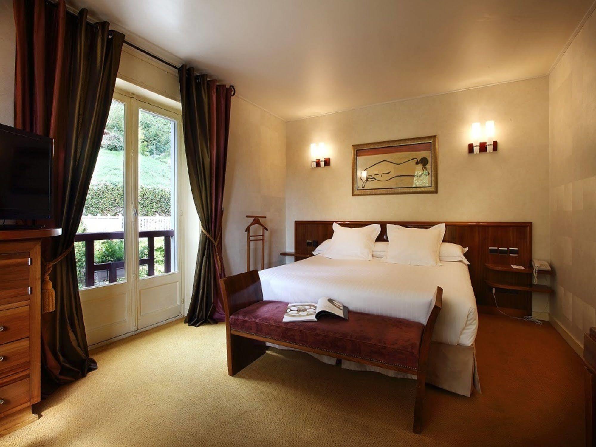 Hotel Ombremont Jean-Pierre Jacob 勒伯吉特杜拉克 外观 照片